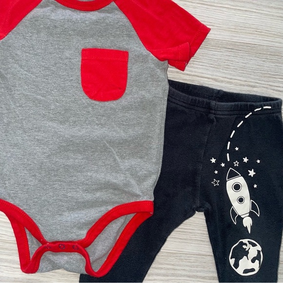 ⭐️18 Months Baby Boys 2-Piece Outfit Set⭐️ - Picture 2 of 4